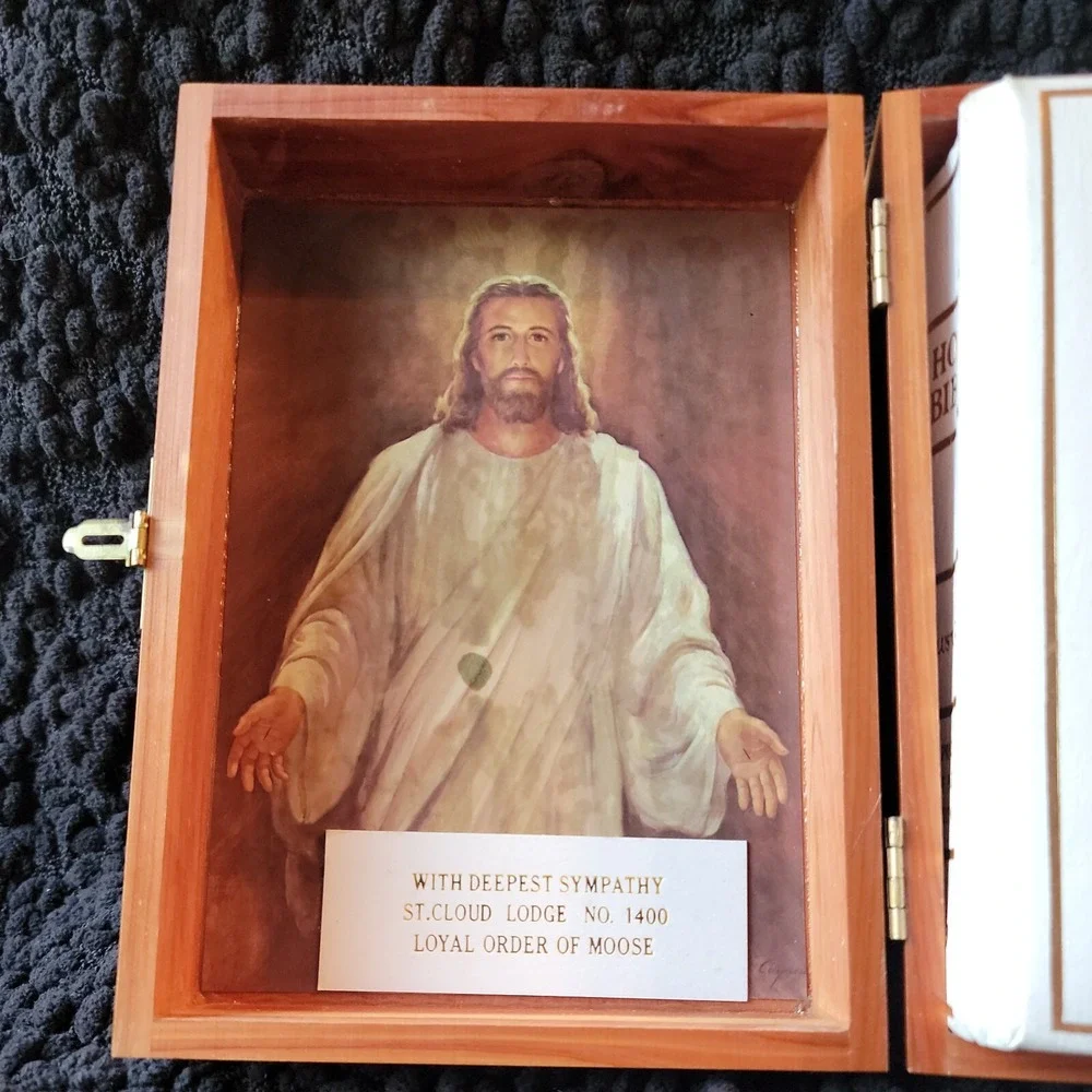 Vintage Holy Bible Prince Of Peace Moose‎ Lodge Mem. in Cedar Box Minnesota Book